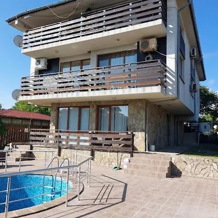 Cozy, Spacious Near Paradise Bay